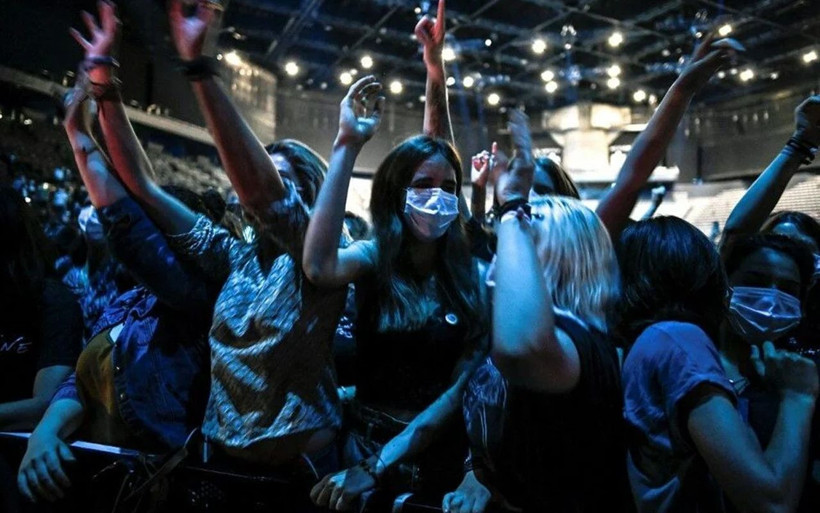 Paris'te 4 bin kişilik konserle Covid-19 denemesi! Veriler açıklandı kaç kişi virüs kaptı? - Resim: 3