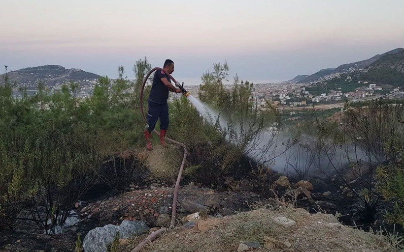 Alanya'da hainler iş başında: Yangın çıkarıp otomobille kaçtılar - Resim: 4