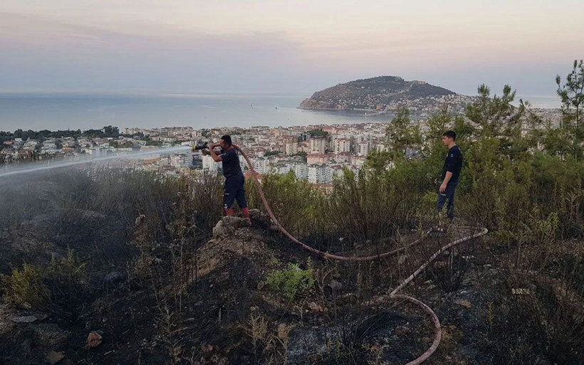 Alanya'da hainler iş başında: Yangın çıkarıp otomobille kaçtılar - Resim: 2