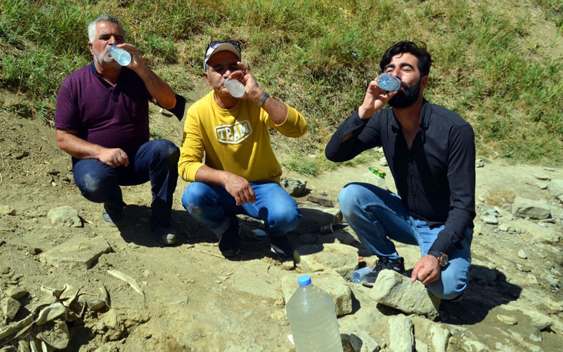 'Şifalı' dedikleri pis sudan içiyorlar! Türkiye'nin dört bir yanından Muş'a akın var - Resim: 1