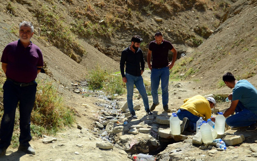 'Şifalı' dedikleri pis sudan içiyorlar! Türkiye'nin dört bir yanından Muş'a akın var - Resim: 4