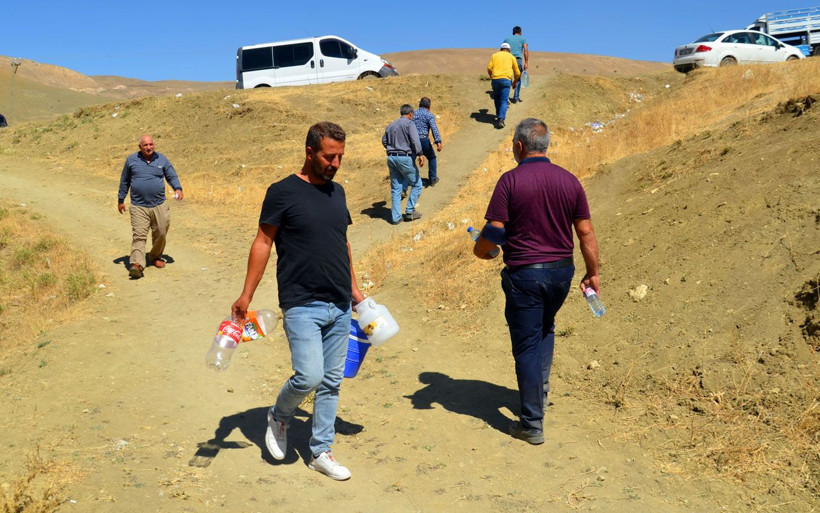 'Şifalı' dedikleri pis sudan içiyorlar! Türkiye'nin dört bir yanından Muş'a akın var - Resim: 3