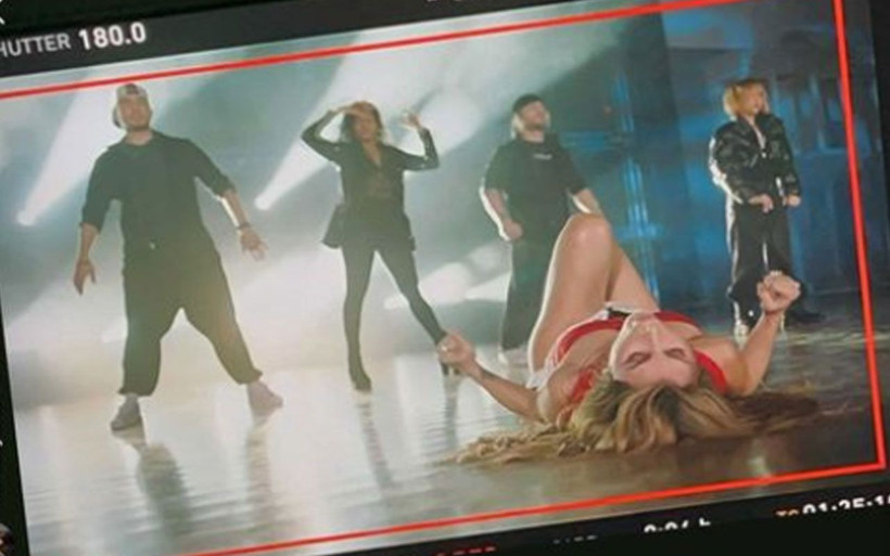 Hande Yener'in kalça dekolteli pantolonu Instagram'ı salladı Gören 48 yaşında demiyor! - Resim: 4