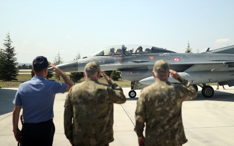 F-16 kokpitinde sürpriz isim! Kalkıştan hemen önceki hareketi onlara mı yaptı? Sessiz mesaj... - Resim: 4