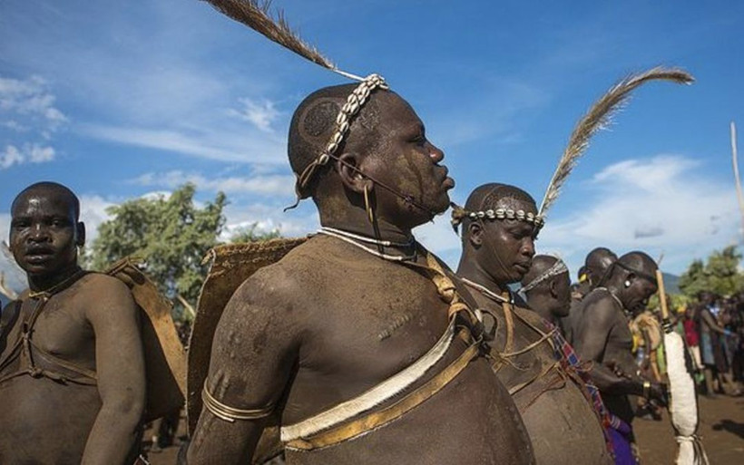 Kadınlar kocasının penisini kesip boynuna takıyor! Bir detay var ki eyvah eyvah! - Resim: 1