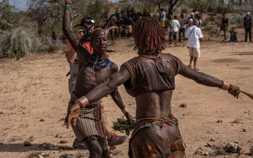 Kadınlar kocasının penisini kesip boynuna takıyor! Bir detay var ki eyvah eyvah! - Resim: 2