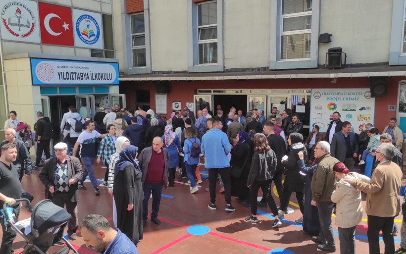 İstanbul'daki okullarda oy kullanma yoğunluğu sürüyor - Resim: 1