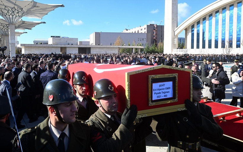 Şehit Piyade Teğmen Eril Alperen Emir Ankara'da son yolculuğuna uğurlandı - Resim: 1