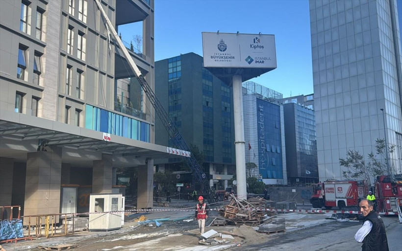 İstanbul'da facianın eşiğinden dönüldü! İnşaat alanındaki vinç öğrenci yurduna devrildi - Resim: 1