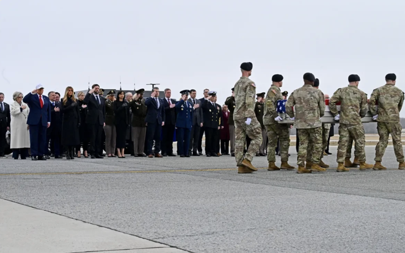 Trump İran savaşında öldürülen ABD askerlerinin naaşını böyle karşıladı - Resim: 3