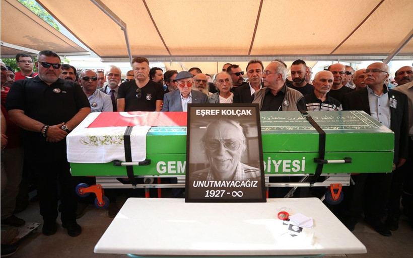 Usta oyuncu hayatını kaybetmişti! Eşref Kolçak son yolculuğuna uğurlandı - Resim: 19