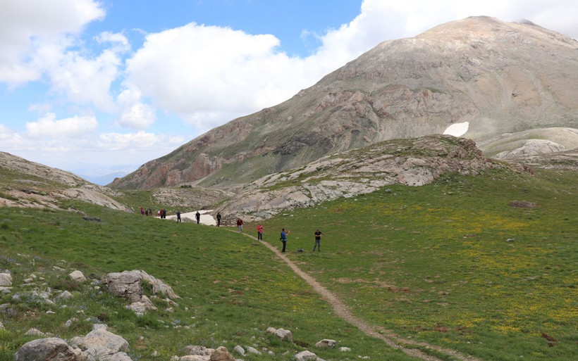 Bolkar zirvesindeki kar ve göl manzarası ziyaretçilerini mest ediyor - Resim: 6