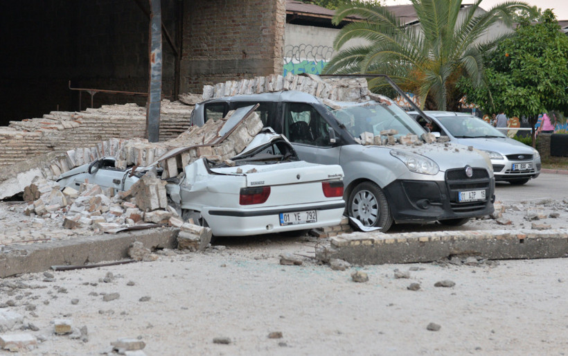Çöken fabrika duvarı 8 otomobili hurdaya çevirdi! - Resim: 1