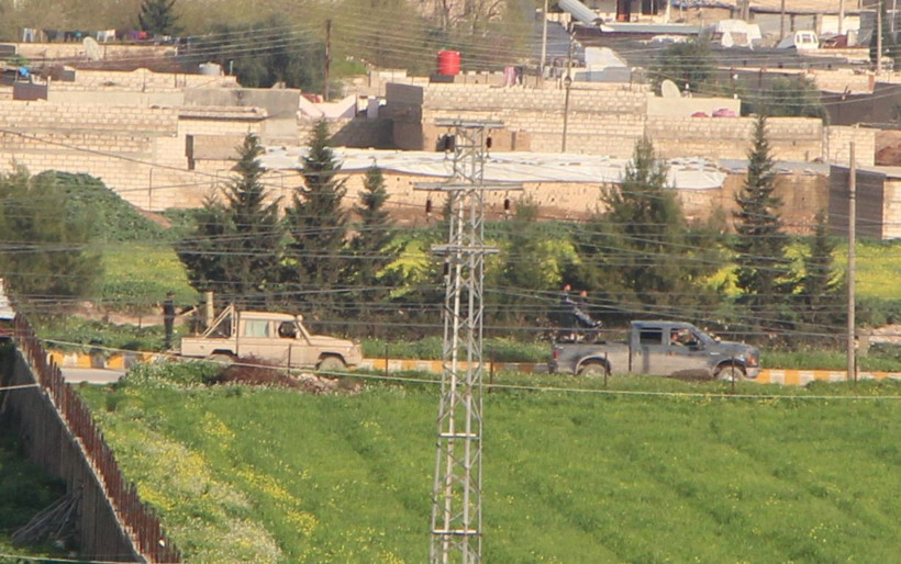 YPG'li teröristlerin Suriye'deki zırhlı konvoyu görüntülendi - Resim: 2