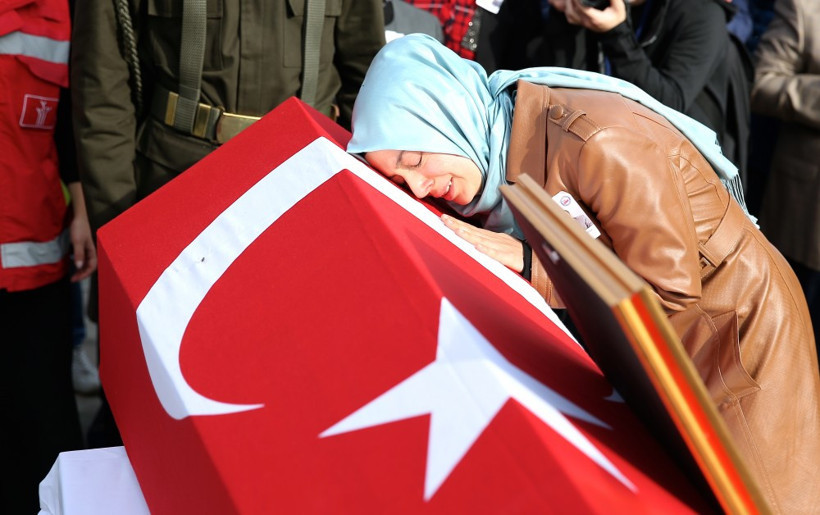 Şehit kaymakama veda binlerce kişi uğurluyor - Resim: 4