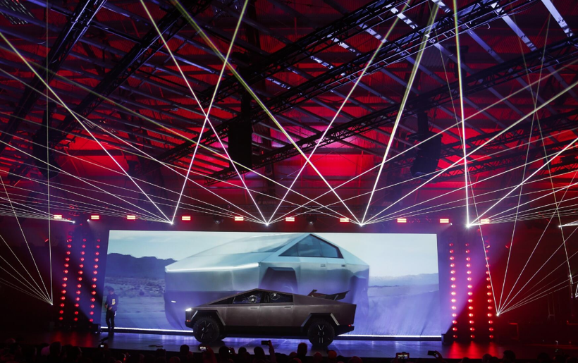 Elon Musk Cybertruck’ı tanıttı! Kırılmaz dediği cam kırılınca düzeltiriz deyip geçiştirdi - Resim: 1