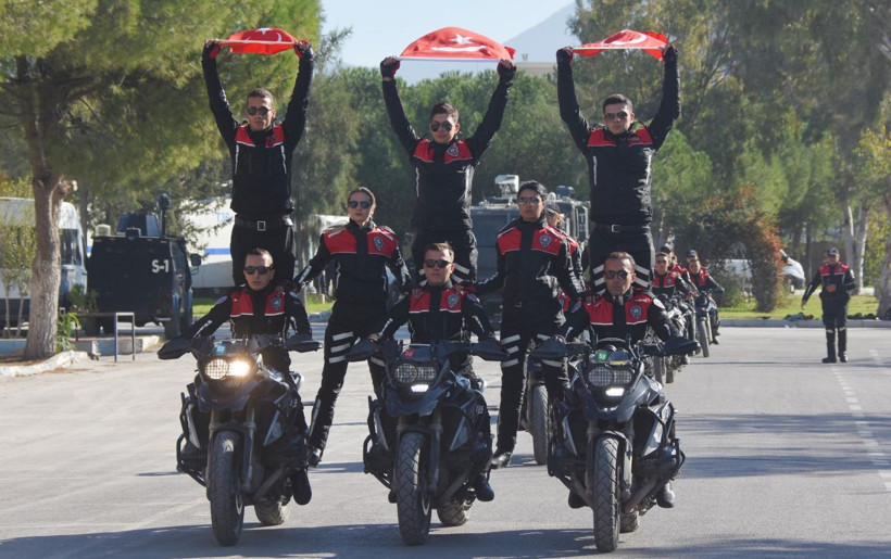 İzmir'de motosikletli polis timlerinin akrobasi şovu nefes kesti - Resim: 4