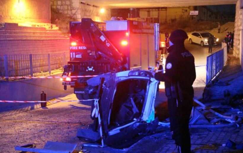 Köprüden uçup duvara çarpan araçtaki 2 genç feci şekilde can verdi - Resim: 4