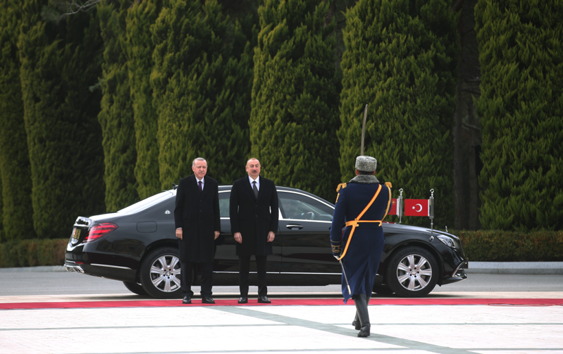 Erdoğan'a Bakü'de kardeş ülkeye yakışır karşılama! Aliyev'e hediyesi dikkat çekti - Resim: 1
