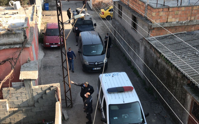 Adana’da polisten kaçarken kaza yapan araçtan çıktı polis mahalleyi ablukaya aldı - Resim: 4