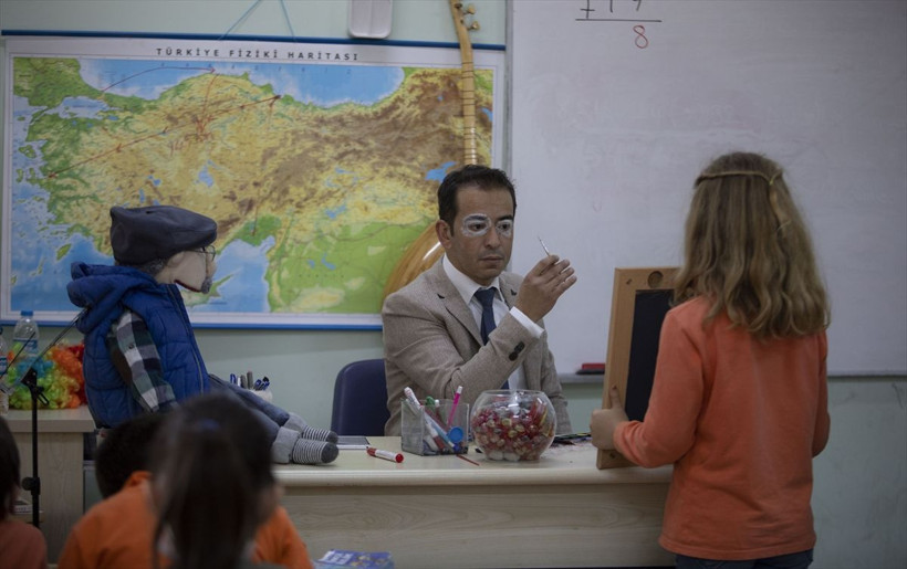 Samsun'da Mahir öğretmen kukla gösterisi ve şarkılarla ders işliyor - Resim: 1