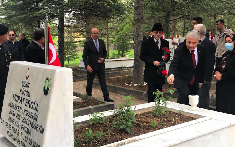 Ramazan Bayramı arifesinde şehitlikler doldu dualarla anılıyorlar - Resim: 4