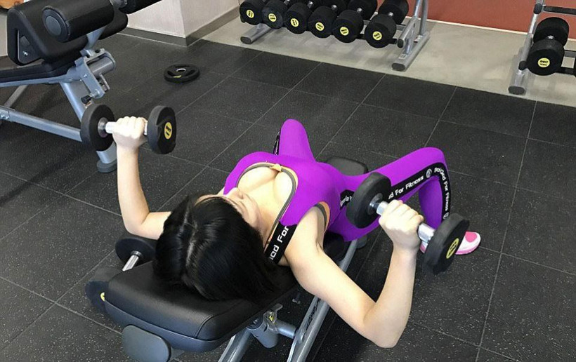 19 yaşındaki Çin'li 'Bayan popo' seçildi sokağa çıkamıyor - Resim: 2