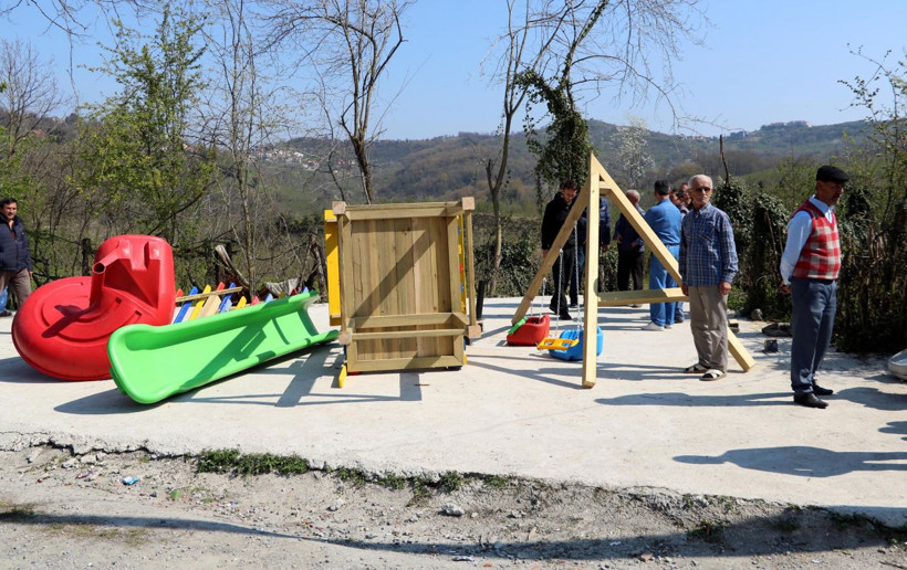 Cenk Eren seçimi kaybeden muhtarın yıktığı çocuk parkını yeniden yaptı - Resim: 1