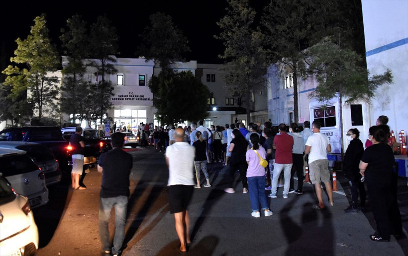Bodrum'da Kovid-19 aşısı olmak isteyen vatandaşlar hastanede yoğunluğa neden oldu - Resim: 3