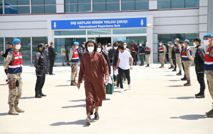 Son dört günde bine yakın düzensiz göçmen ülkelerine gönderildi - Resim: 2