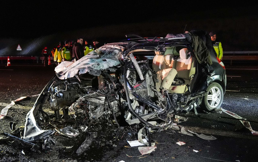 Ters yönde ilerledi, facia kaçınılmaz oldu! Ankara-Niğde Otoyolu'nda katliam gibi kaza: 4 ölü - Resim: 2