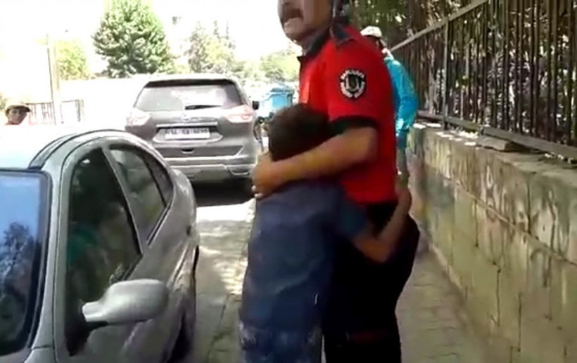 Parmağı korkuluğa saplanan çocuk  itfaiyeciye sarılıp ağladı - Resim: 1