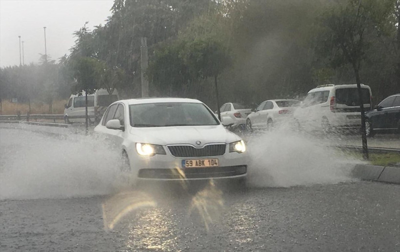 İstanbul'u sağanak aldı! Meteoroloji uyardı seferler iptal oldu - Resim: 2
