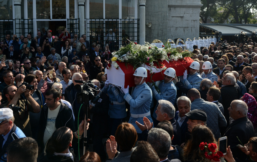 Yıldız Kenter'in cenazesinde gözler kızını aradı ünlüler cenazeye akın etti - Resim: 1