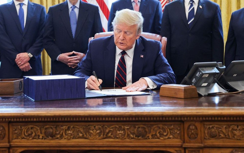 Trump'dan koronavirüs ile mücadelede 100 günde 100 bin solunum cihazı üretme emri - Resim: 1