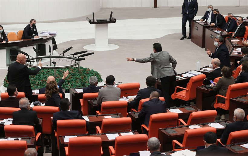 Meclis'te yılın son oturumunda yumruklu kavga! - Resim: 1