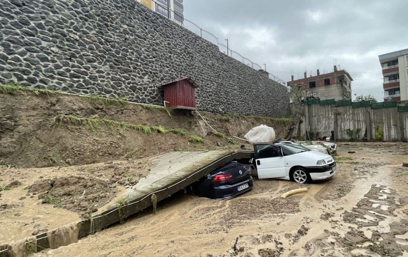 Samsun'da sağanak yağış duvarı çökertti! Araçlar kağıt gibi ezildi zarar büyük! - Resim: 2