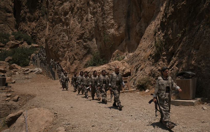 PKK'nın silah bırakma görüntüleri yayınlandı! PKK'lılar silahlarını ateşe böyle attı - Resim: 1