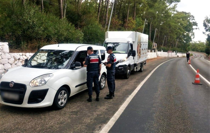 Araçta sigara cezası yiyeceğini anlayan sürücü gündeme oturdu - Resim: 1