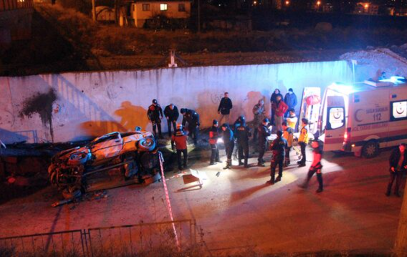 Köprüden uçup duvara çarpan araçtaki 2 genç feci şekilde can verdi - Resim: 2