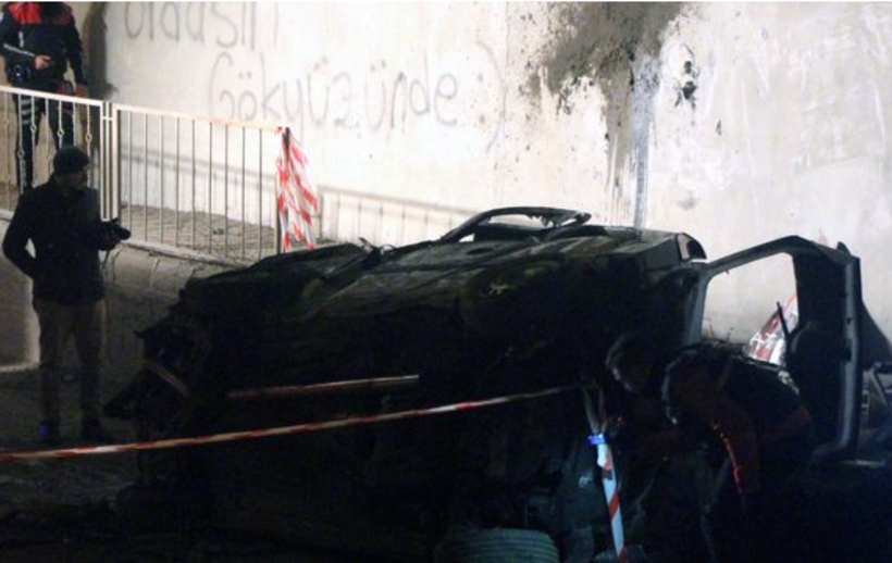 Köprüden uçup duvara çarpan araçtaki 2 genç feci şekilde can verdi - Resim: 1