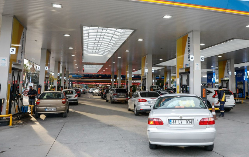 Zam öncesi akaryakıt istasyonlarında kuyruk oluştu - Resim: 1
