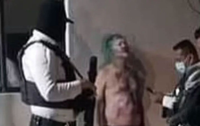 'Joker' gibi boyayıp üstü çıplak direğe bağladılar! Alınlarına ve göğüslerine yazılanlar şok etti - Resim: 2