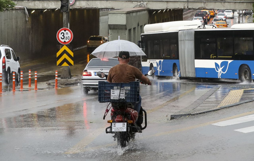 Çatılar uçtu, ağaçlar devrildi! Ankara'da hayat felç oldu! Meteoroloji tekrar uyardı - Resim: 1
