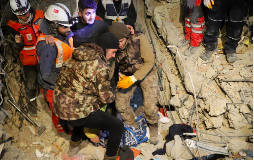 5 gün boyunca idrarını içti, enkaz altında 5 vakit namaz kıldı! 94 saat sonra yürüyerek çıktı - Resim: 4