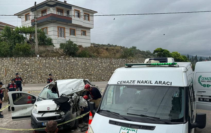 İznik'te feci kaza! Hafif ticari araç tırın savrulan dorsesine çaptı, ölenler ve yaralılar var - Resim: 4