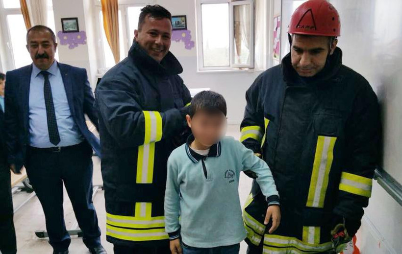 Parmağını akıllı tahtaya sıkıştırdı - Resim: 3