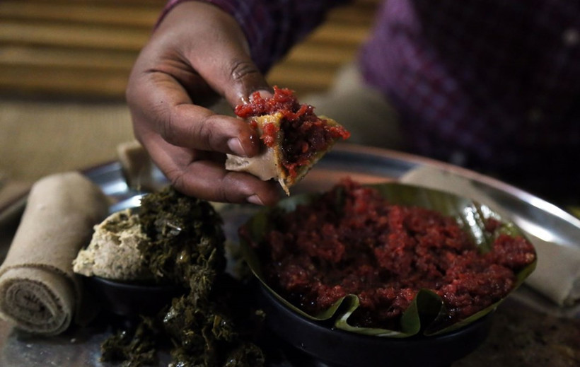 Çiğ et yemekten vazgeçmiyorlar! - Resim: 3