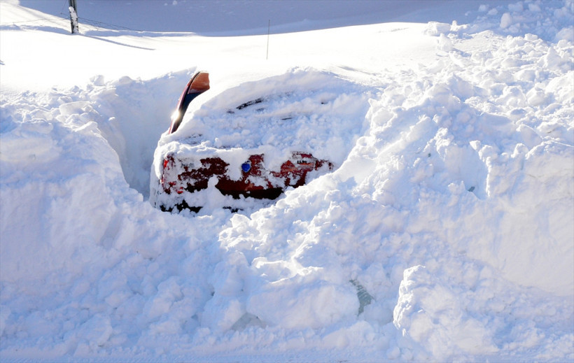 Bitlis'de 2 metre kar yağdı ev ve araçlar kara gömüldü - Resim: 1
