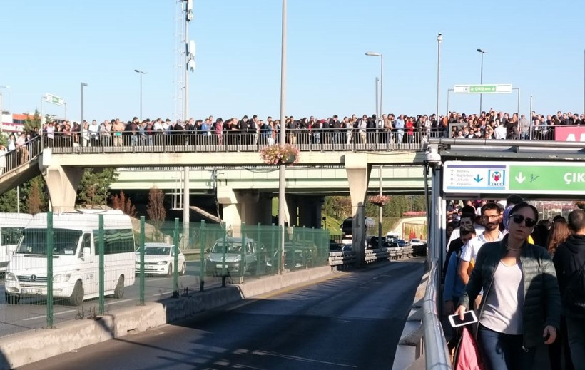 Altunizade metrobüs durağında zor anlar yaşandı - Resim: 1